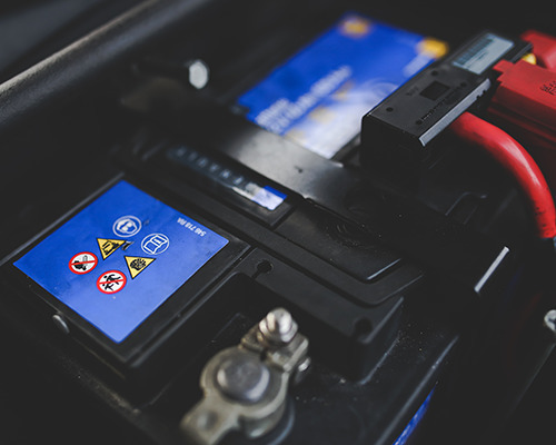 Jak uzupełnić poziom elektrolitu w akumulatorze samochodowym?