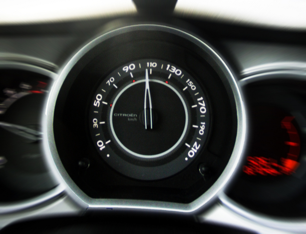 Maksymalne dopuszczalne prędkości na drogach w Polsce