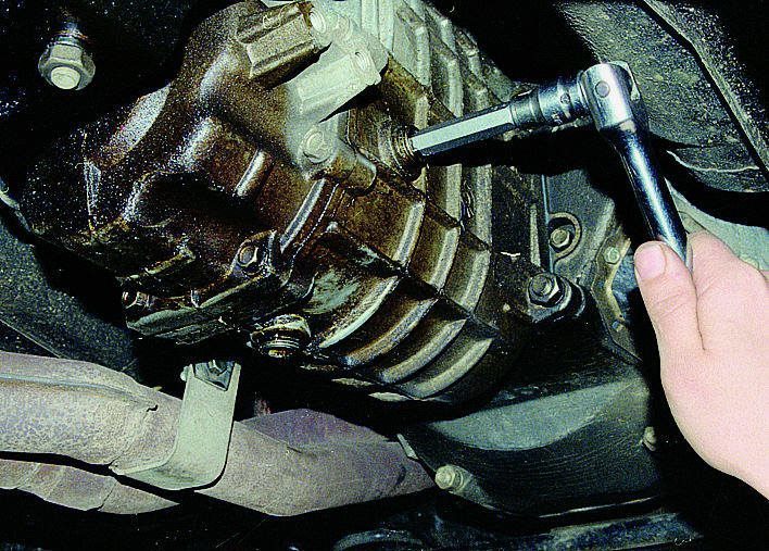 Как часто менять масло в коробке передач?