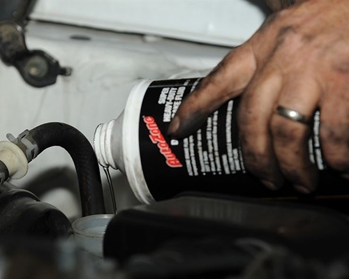 Wymiana płynu hamulcowego – czy jest konieczna i na czym polega?