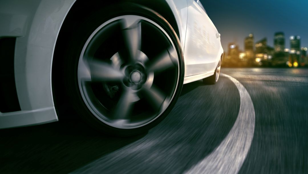 машину ведет в сторону