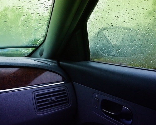 JAK WALCZYĆ Z ZAPAROWANYMI SZYBAMI W SAMOCHODZIE?