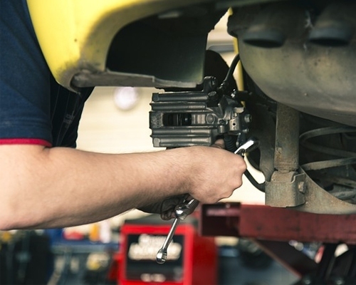 UKŁAD HAMULCOWY BEZ TAJEMNIC – JAK DZIAŁAJĄ HAMULCE?