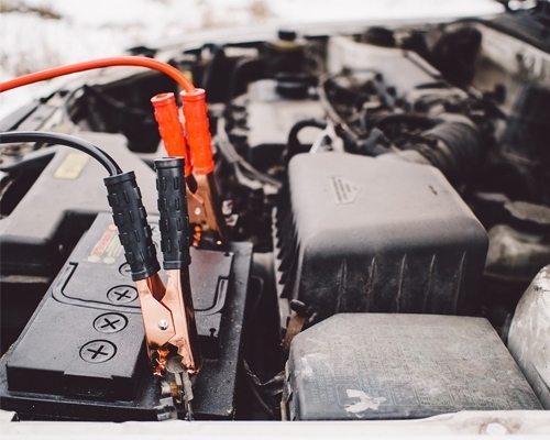 JAK URUCHOMIĆ SAMOCHÓD ZA POMOCĄ KABLI ROZRUCHOWYCH?