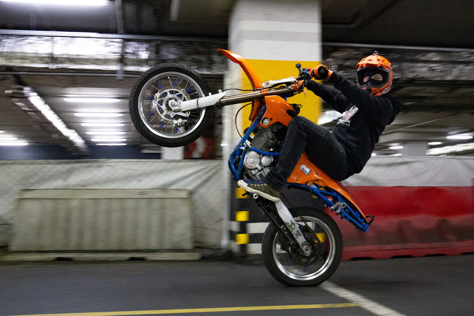 Самые опасные трюки на мотоциклах: адреналин, риск и мастерство