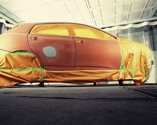 ZMIANA KOLORU SAMOCHODU – LAKIEROWANIE, NAKLEJANIE FOLII CZY NATRYSKIWANIE GUMY?