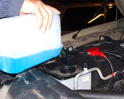 ZIMOWY PŁYN DO SPRYSKIWACZY – JAK WYBRAĆ NAJLEPSZY?