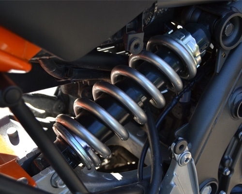 WYMIANA AMORTYZATORA – JAK POZNAĆ, ŻE TO JUŻ CZAS?