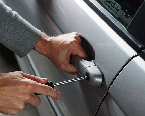 ALARMY SAMOCHODOWE – JAK ZABEZPIECZYĆ AUTO PRZED KRADZIEŻĄ?