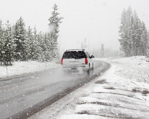 JAK JEŹDZIĆ AUTEM W CZASIE ZIMY?