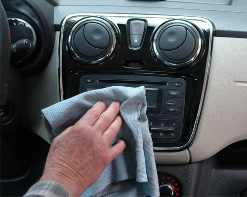 Jak czyścić wnętrze samochodu i tapicerkę?