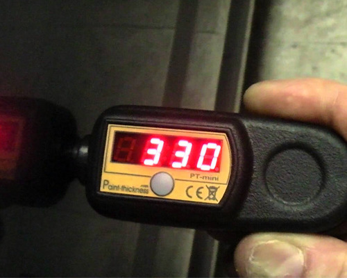 Miernik grubości lakieru – jak go używać i interpretować wyniki?