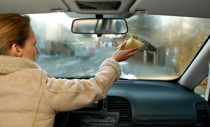 Что делать, когда потеют окна в машине?